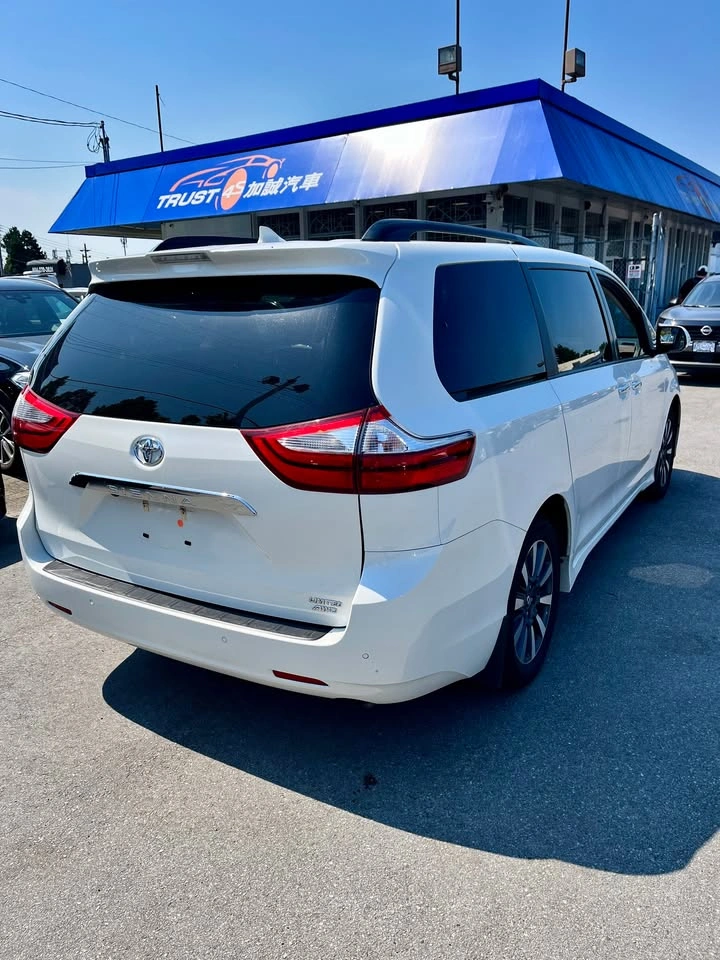 2018 Toyota Sienna Limited AWD - photo 4