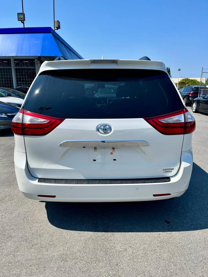 2018 Toyota Sienna Limited AWD - photo 5