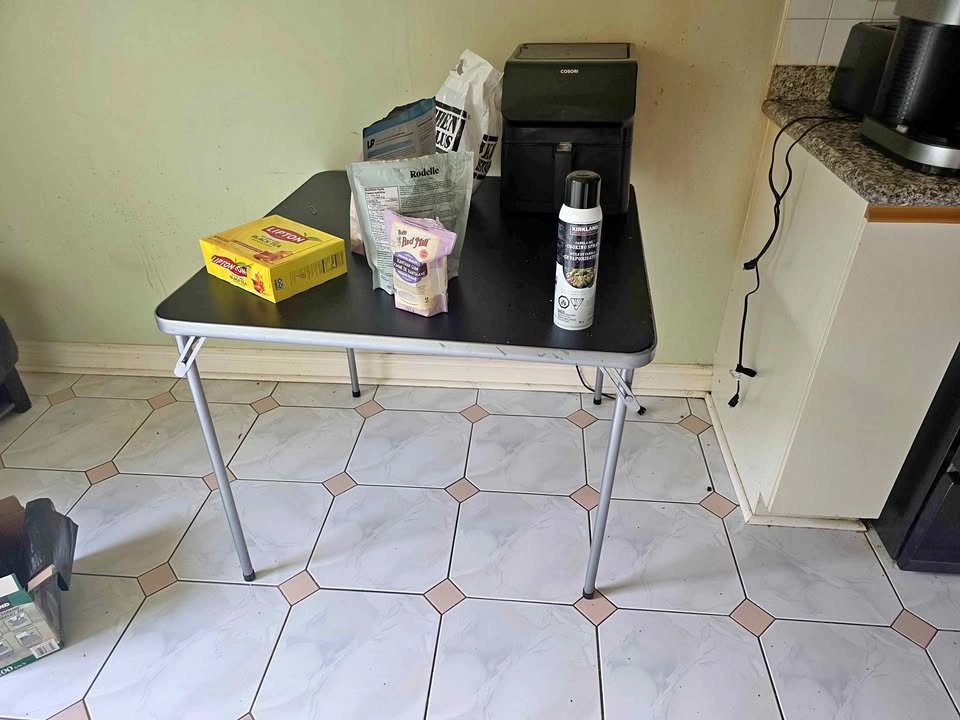 Folding table