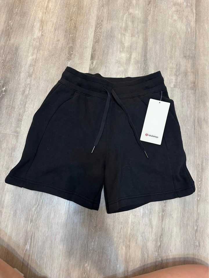 Women’s lululemon Scuba High-Rise Short 5” (NEW), Size 4 - photo 2