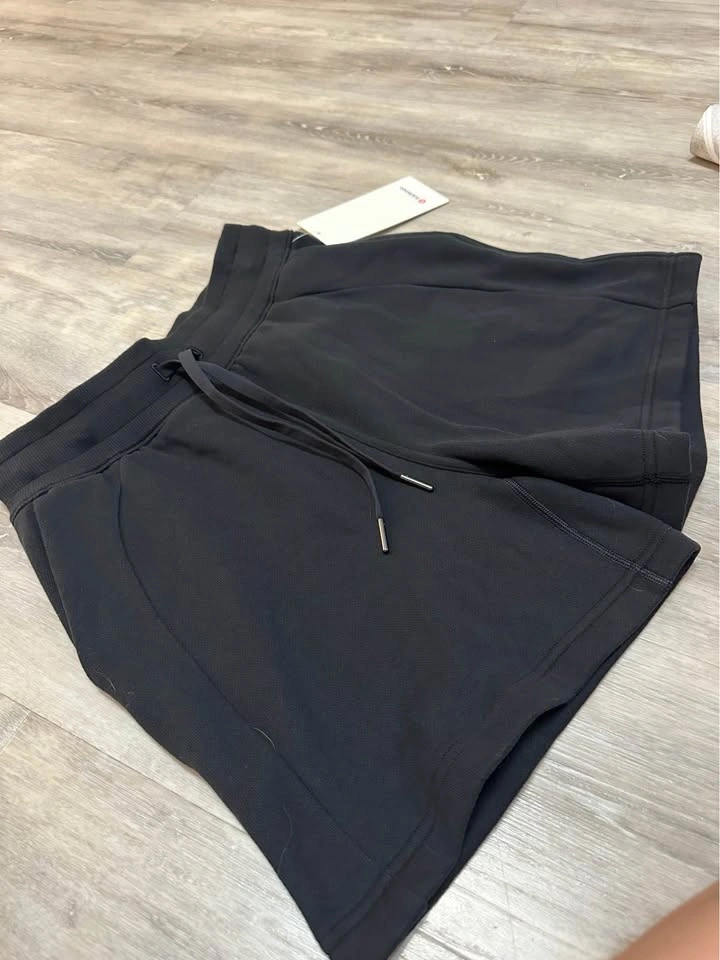 Women’s lululemon Scuba High-Rise Short 5” (NEW), Size 4 - photo 3
