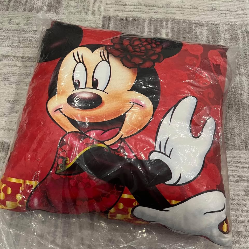 BNIB Disney Minnie Mouse CNY Cushion 18”x18” - photo 2