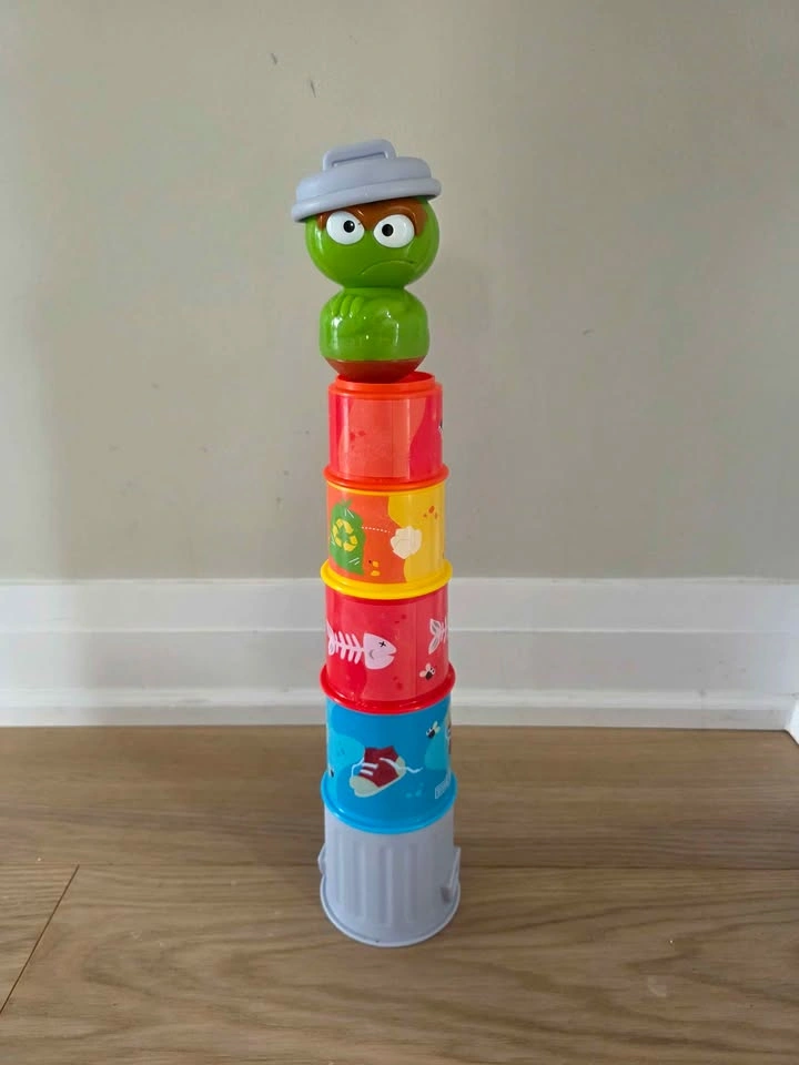 Oscar the Grouch stacking cups
