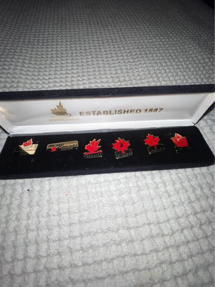 Skate Canada Commemorative Pin Set - photo 2