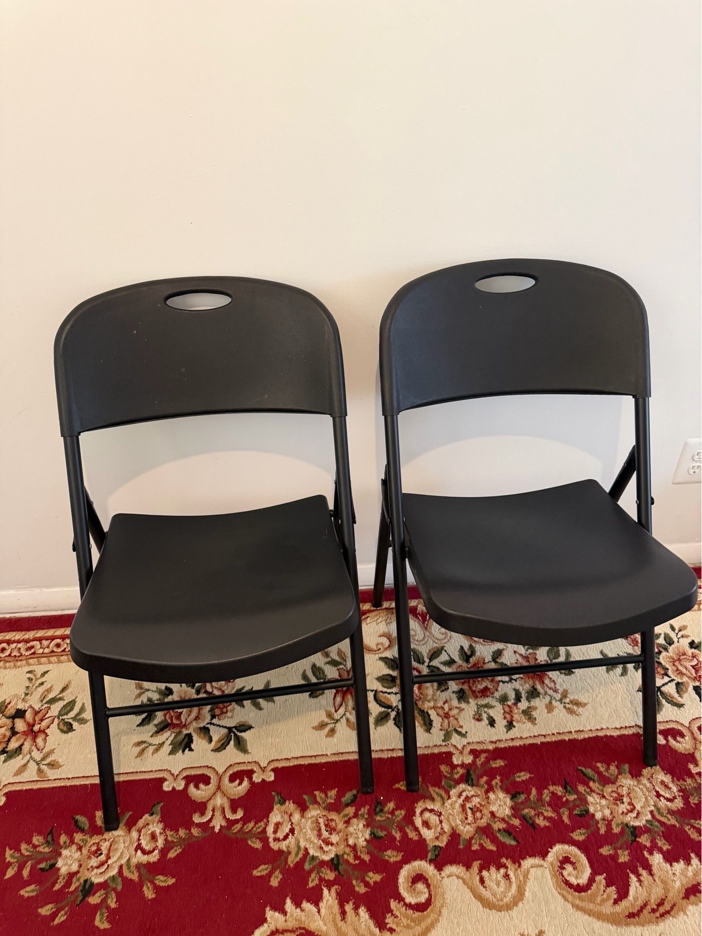 Set of 2 folding chairs