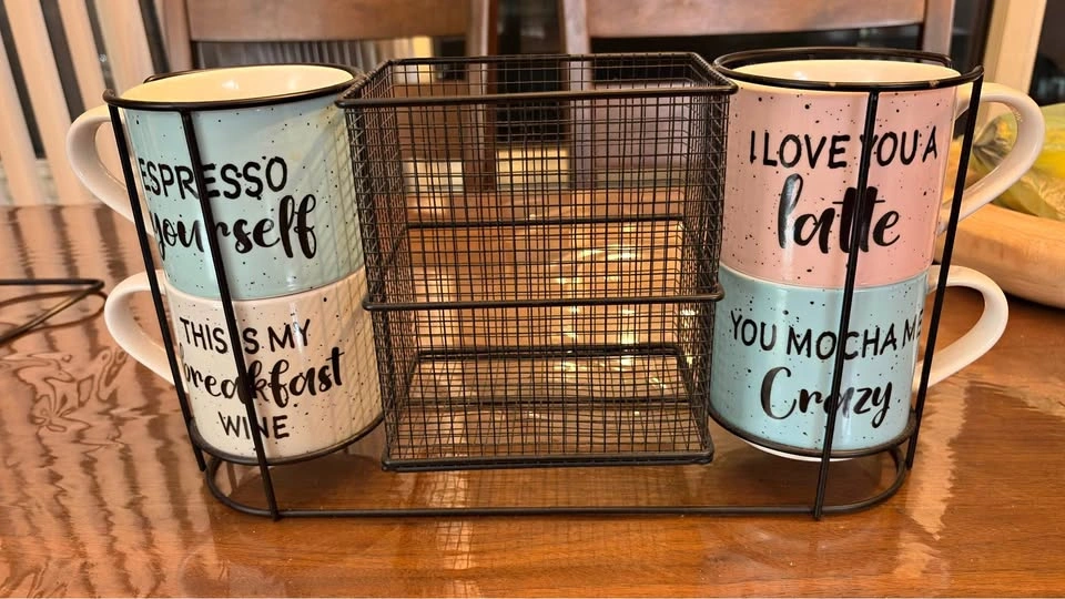 Set of 4 Coffee Mugs with Wire Storage Rack