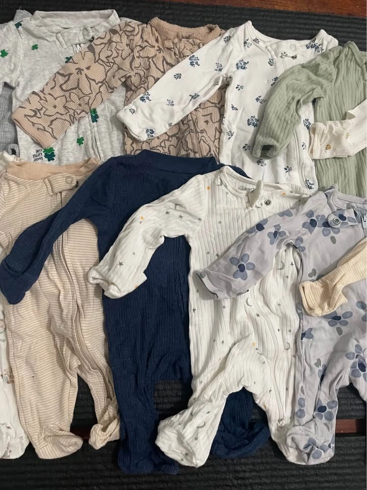 12 pcs Carter’s + Huggies 2-way zipper — newborn to 3 months - photo 4