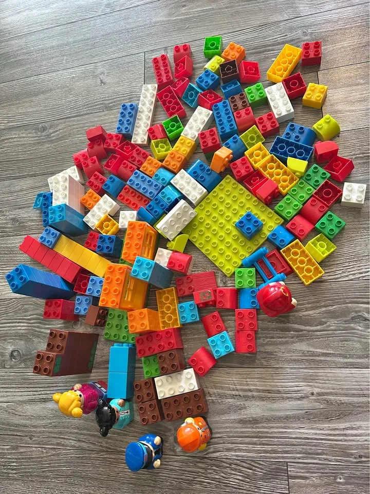 Mega Bloks with 5 Figures thumbnail