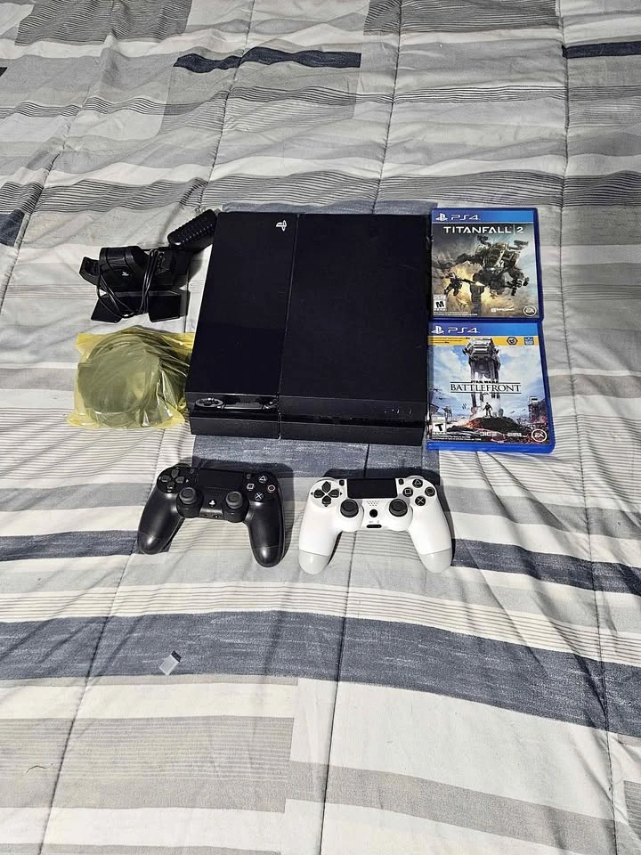 PS4 + 2 CONTROLLERS + 5 GAMES + ACCESORIES
