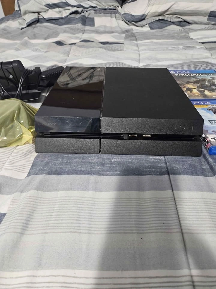 PS4 + 2 CONTROLLERS + 5 GAMES + ACCESORIES - photo 2
