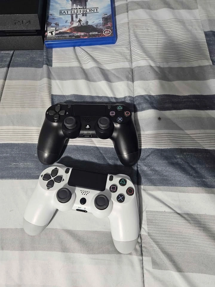 PS4 + 2 CONTROLLERS + 5 GAMES + ACCESORIES - photo 3