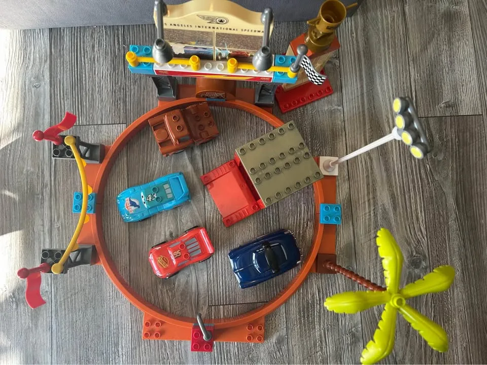 Mega Bloks Disney Pixar Piston Cup Race Set #7794 image indicator(5)