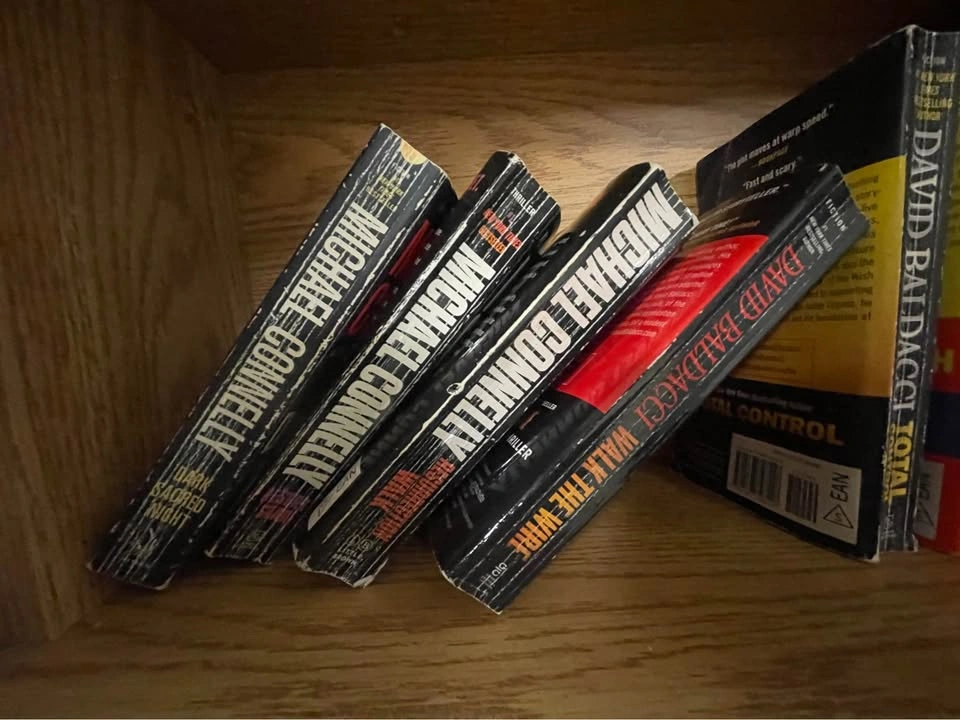 Lot of 20+ James Patterson, David Baldacci, and Michael Connelly - photo 2