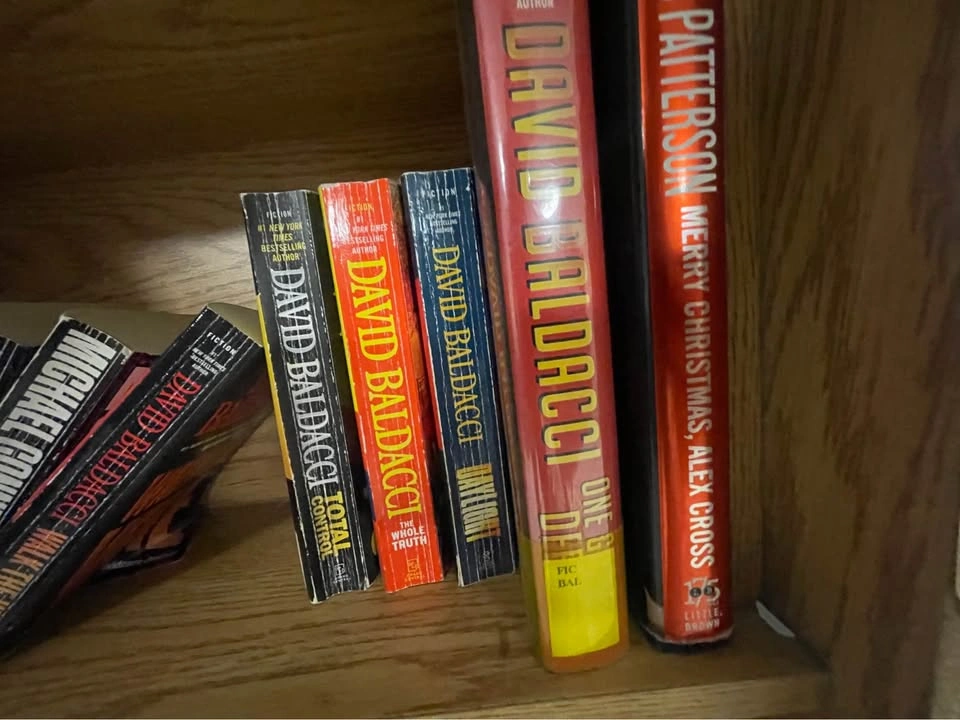Lot of 20+ James Patterson, David Baldacci, and Michael Connelly - photo 3