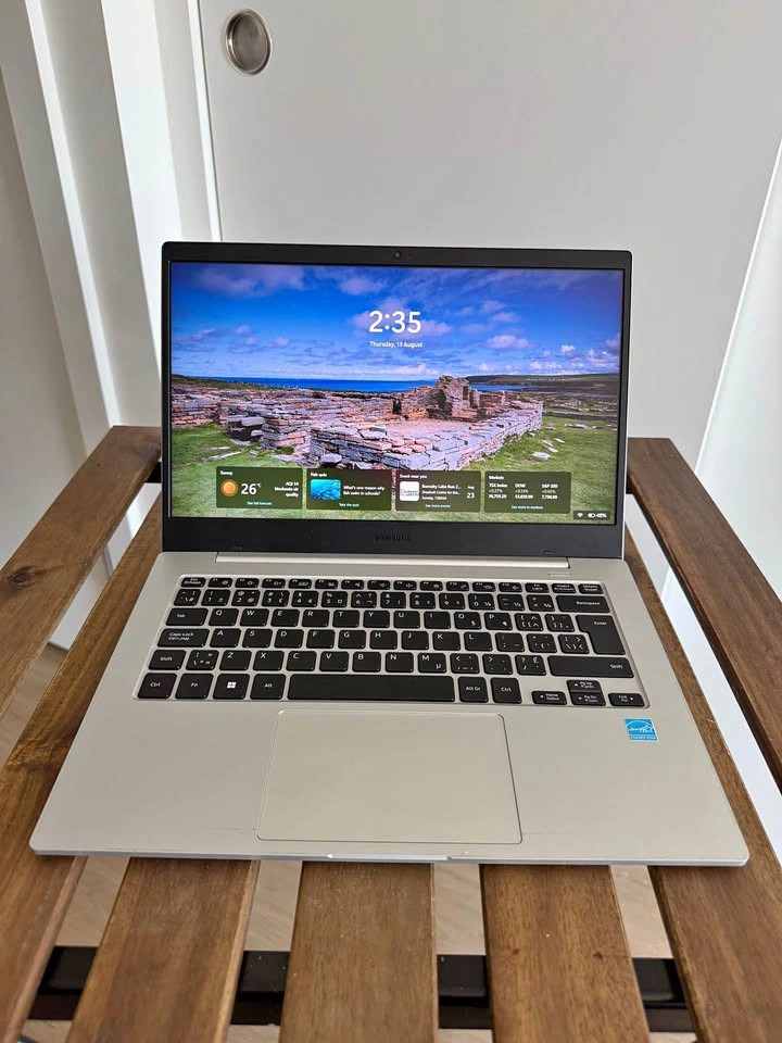 Samsung Galaxy Book Go + Original Samsung 45W Charger