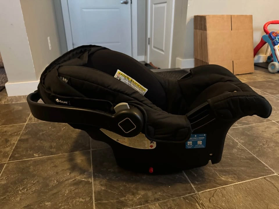 Safety 1st onBoard 35 Infant Car Seat – Excellent Condition - photo 2