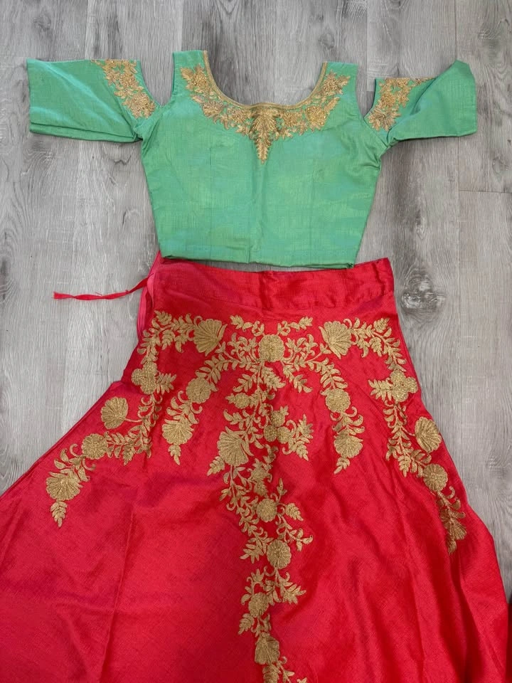 Indian lehenga and blouse with dupatta - photo 2