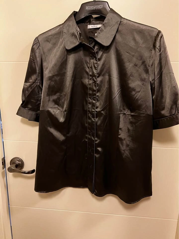 Ricki's Short Sleeve Satin Button-Down Shirt size 18 - photo 3