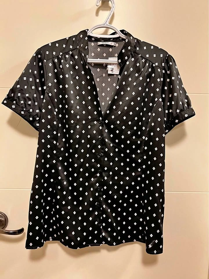 Ricki's Size 16 Short Sleeve Blouse Button up with V-Neck