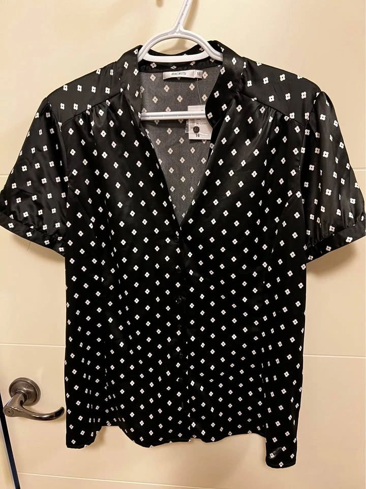 Ricki's Size 16 Short Sleeve Blouse Button up with V-Neck - photo 2