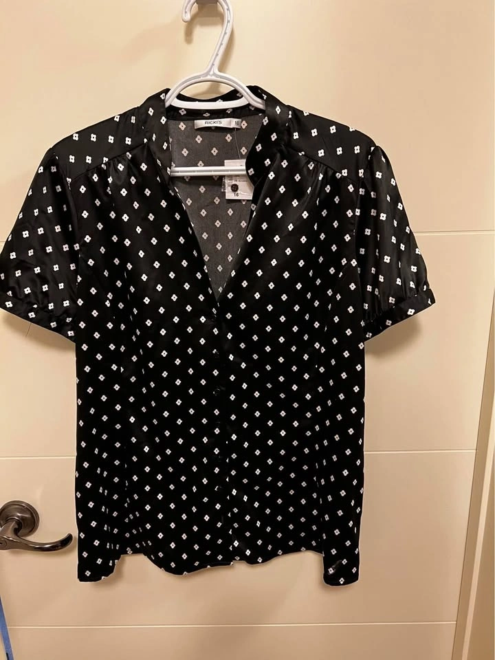 Ricki's Size 16 Short Sleeve Blouse Button up with V-Neck - photo 3