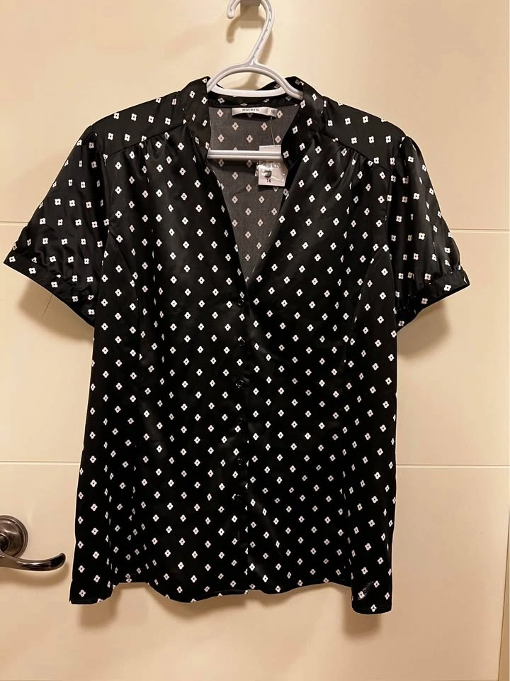 Ricki's Size 16 Short Sleeve Blouse Button up with V-Neck - photo 4