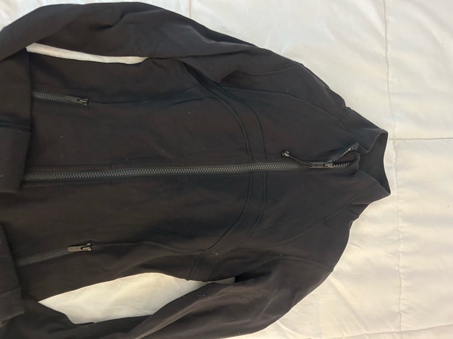 BRAND NEW LULULEMON ZIP UP BLACK SIZE 2