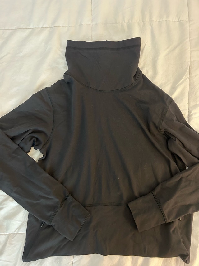 LULULEMON TURTLE NECK EXERCISE TOP
