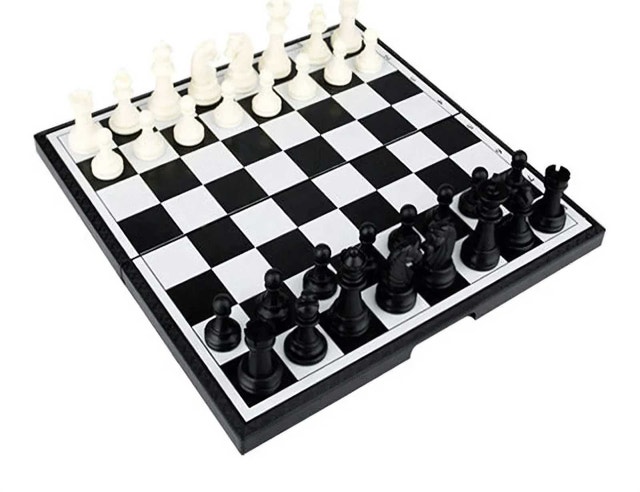 MAGNETIC FOLDING CHESS BOARD