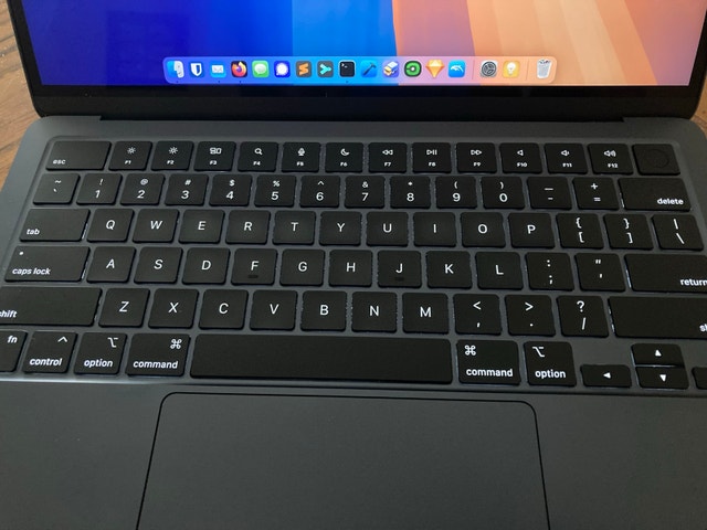 M2 MacBook Air 2022 - photo 2
