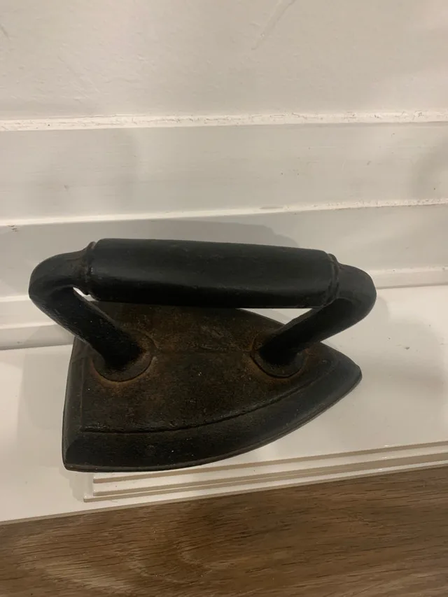 Antique Cast Iron Flat Iron thumbnail