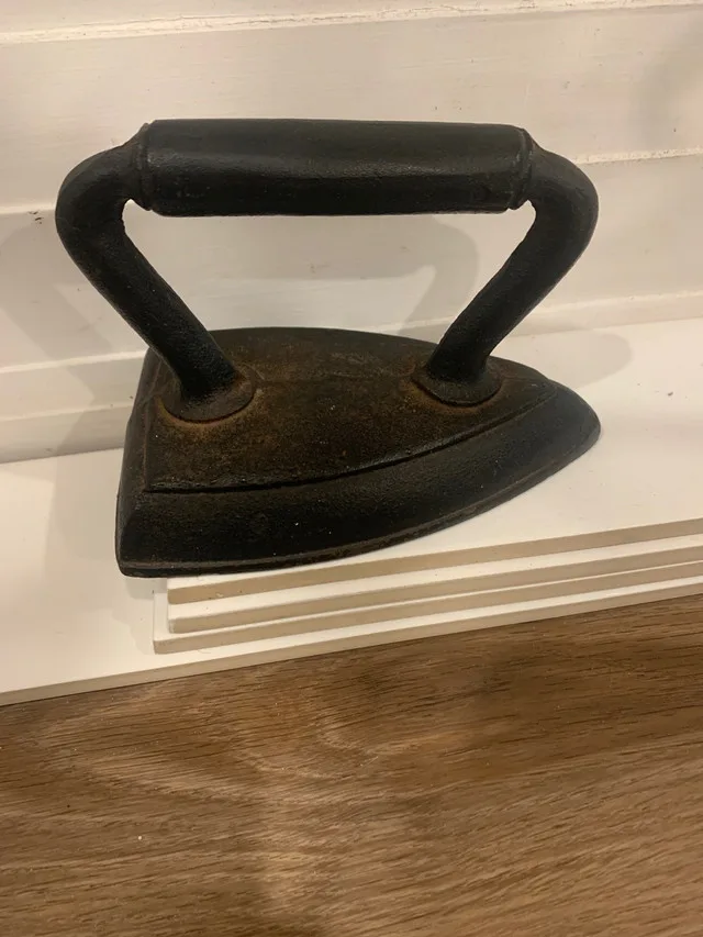 Antique Cast Iron Flat Iron image indicator(2)
