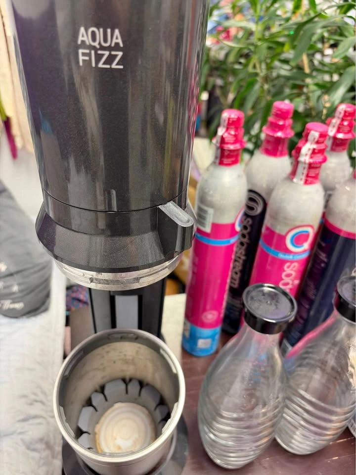 SodaStream Aqua Fizz with 7 CO2 Cylinders and 2 Glass Carafes