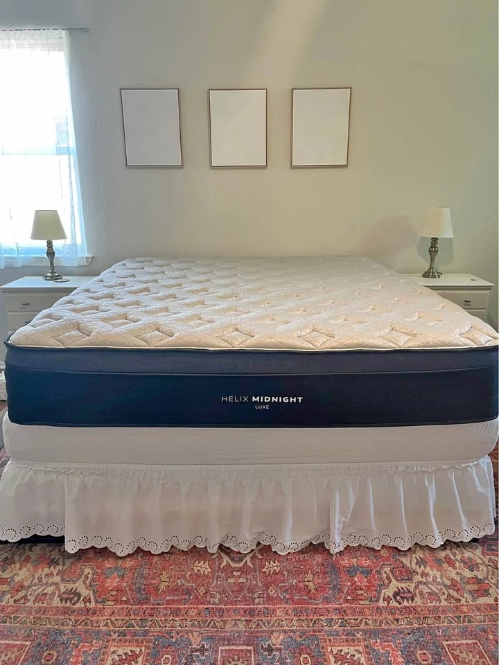 Helix Luxe Midnight, King Mattress, Like New, Perfect Condition