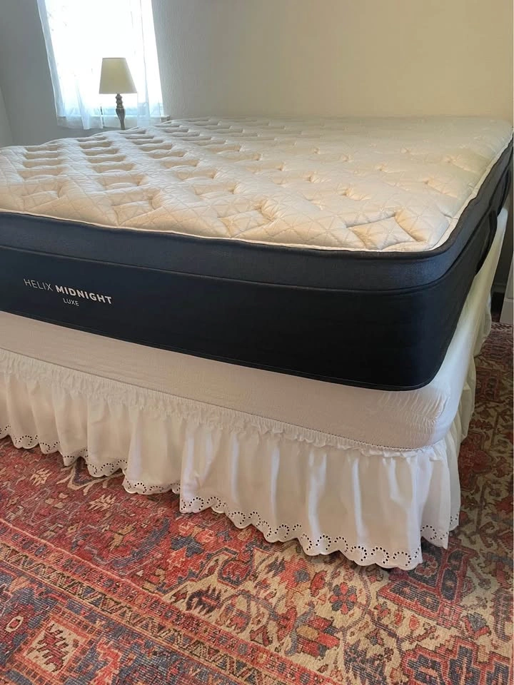 Helix Luxe Midnight, King Mattress, Like New, Perfect Condition - photo 2