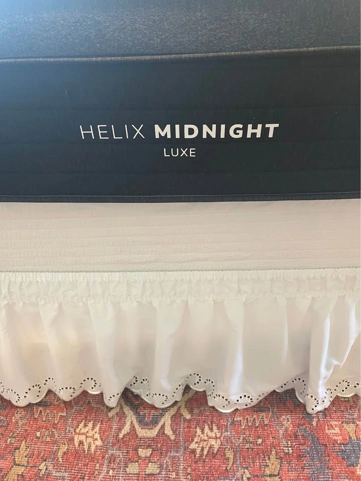 Helix Luxe Midnight, King Mattress, Like New, Perfect Condition - photo 3