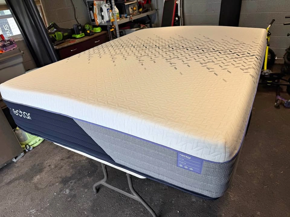 Nectar Luxe Hybrid Queen Mattress, Like New, Used only 1 week