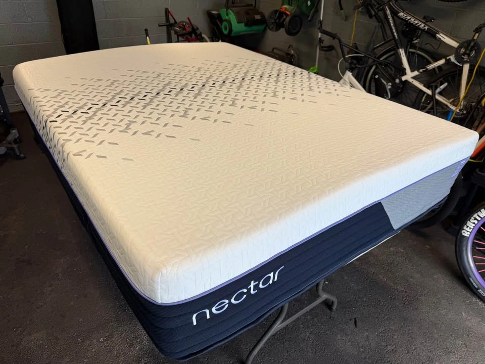 Nectar Luxe Hybrid Queen Mattress, Like New, Used only 1 week - photo 2