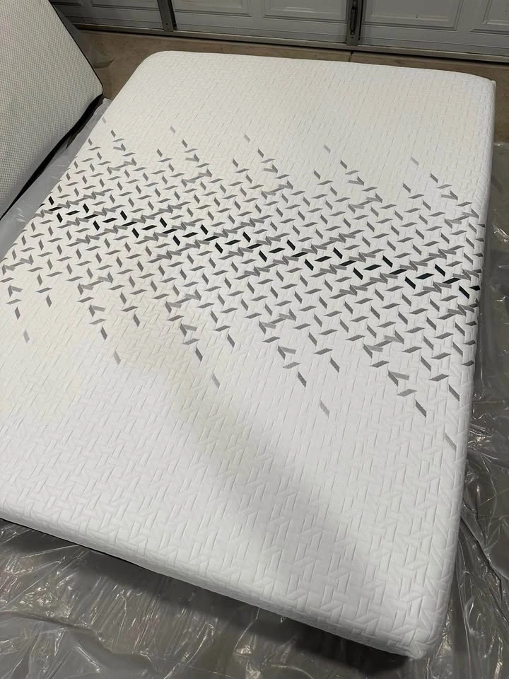Nectar Luxe Memory Foam Queen Mattress, Basically New - photo 4