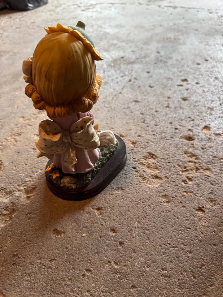 Vintage Girl with Kitten Figurine - photo 3