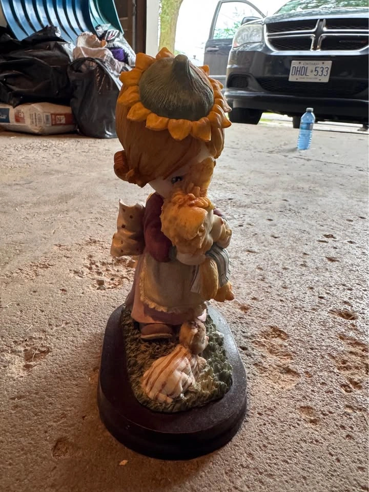 Vintage Girl with Kitten Figurine - photo 4