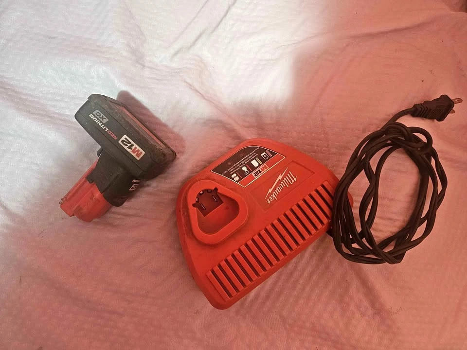Milwaukee M12 Charger (48-59-2401) & M12 XC Battery Combo