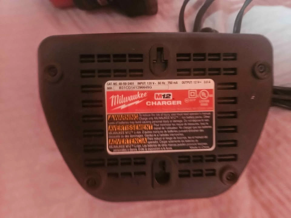 Milwaukee M12 Charger (48-59-2401) & M12 XC Battery Combo - photo 2
