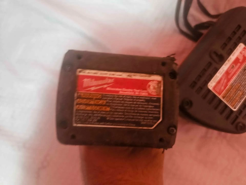 Milwaukee M12 Charger (48-59-2401) & M12 XC Battery Combo - photo 3