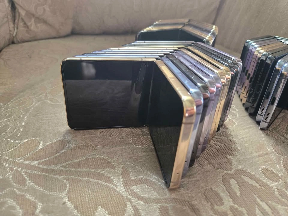 Bulk Lot of Samsung Galaxy Z Flip Smartphones - photo 2