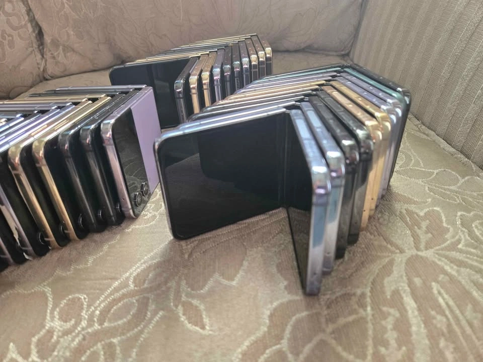 Bulk Lot of Samsung Galaxy Z Flip Smartphones - photo 3