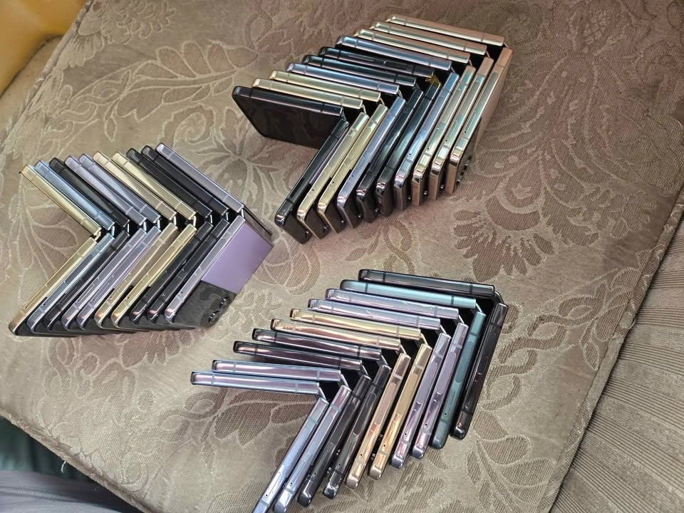 Bulk Lot of Samsung Galaxy Z Flip Smartphones - photo 4