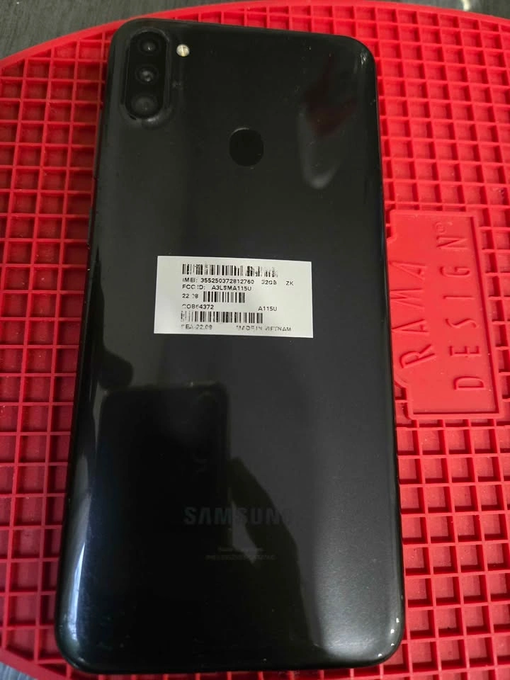 Samsung Galaxy A11 | unlocked | 32 GB | pickup Mississauga - photo 2