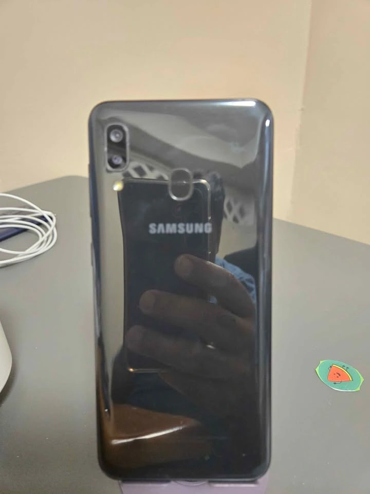 Samsung Galaxy A20 Unlocked 32 GB - photo 2
