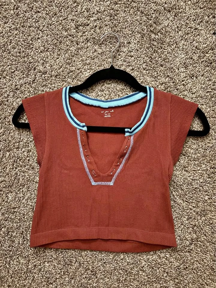 Urban Outfitters Rust Ribbed Tee with Light Blue Trim - XS/S